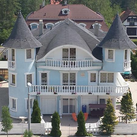 Crystal Es Susanne Panzio Bed & Breakfast Siofok Bagian luar foto