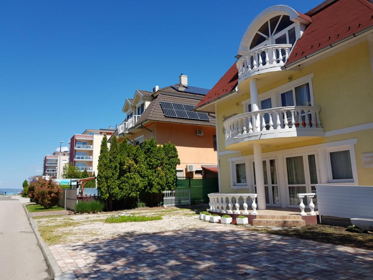 Crystal Es Susanne Panzio Bed & Breakfast Siofok Bagian luar foto