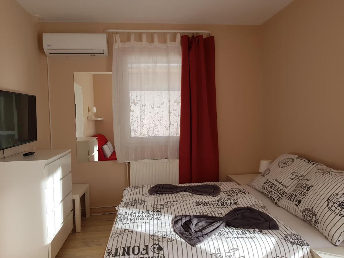 Crystal Es Susanne Panzio Bed & Breakfast Siofok Bagian luar foto