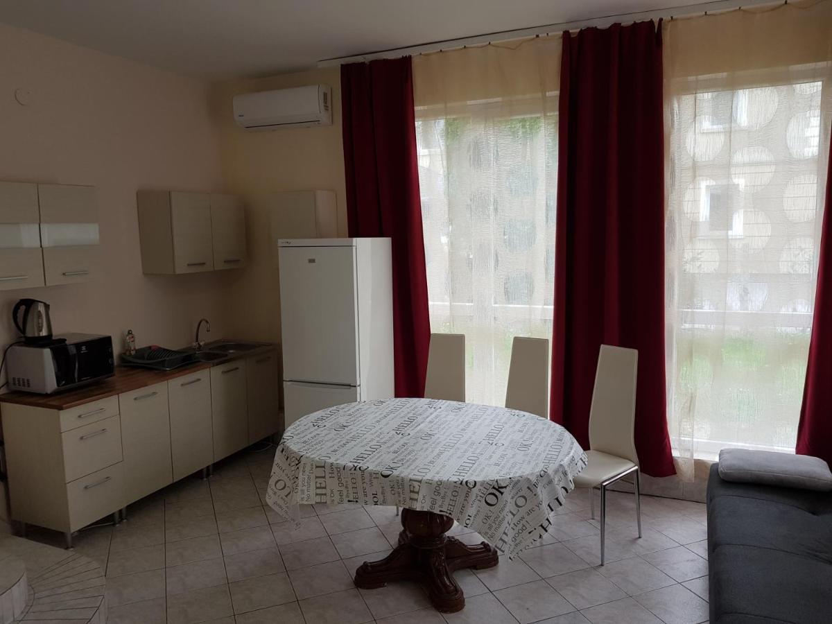 Crystal Es Susanne Panzio Bed & Breakfast Siofok Bagian luar foto