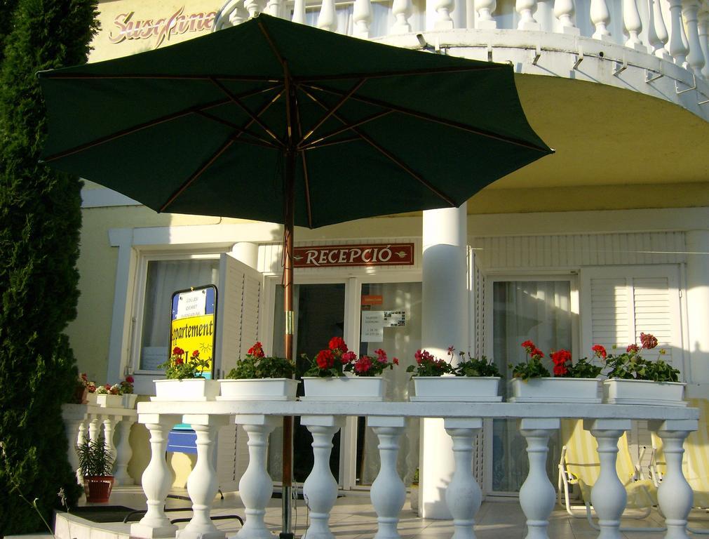Crystal Es Susanne Panzio Bed & Breakfast Siofok Bagian luar foto
