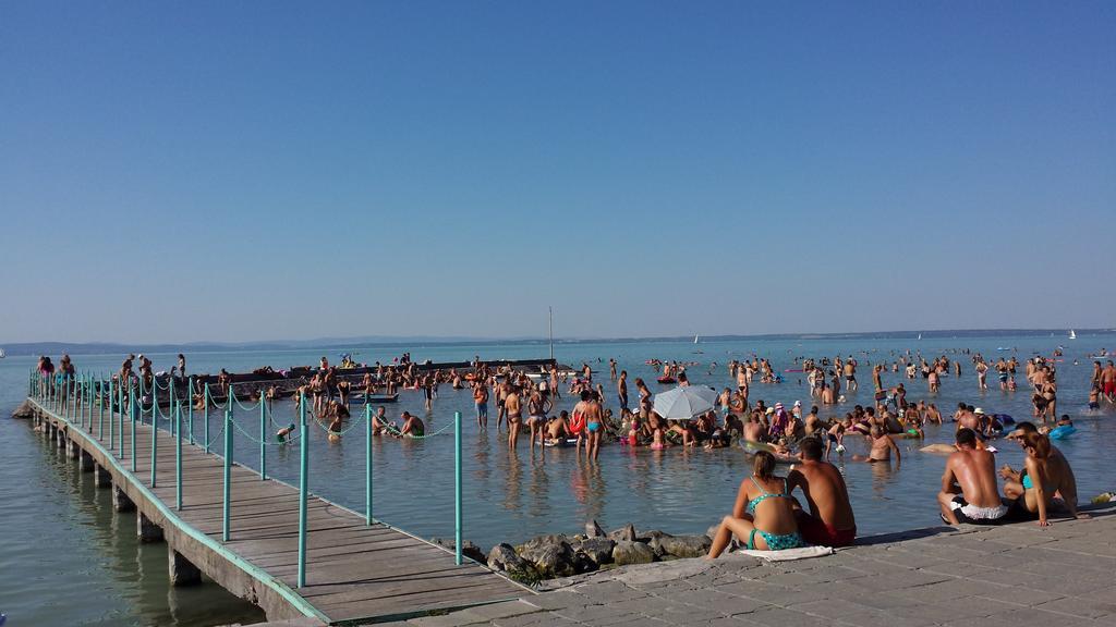 Crystal Es Susanne Panzio Bed & Breakfast Siofok Bagian luar foto