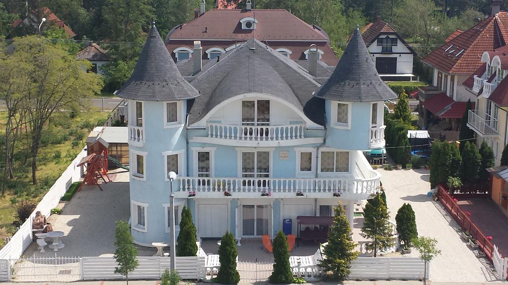 Crystal Es Susanne Panzio Bed & Breakfast Siofok Bagian luar foto