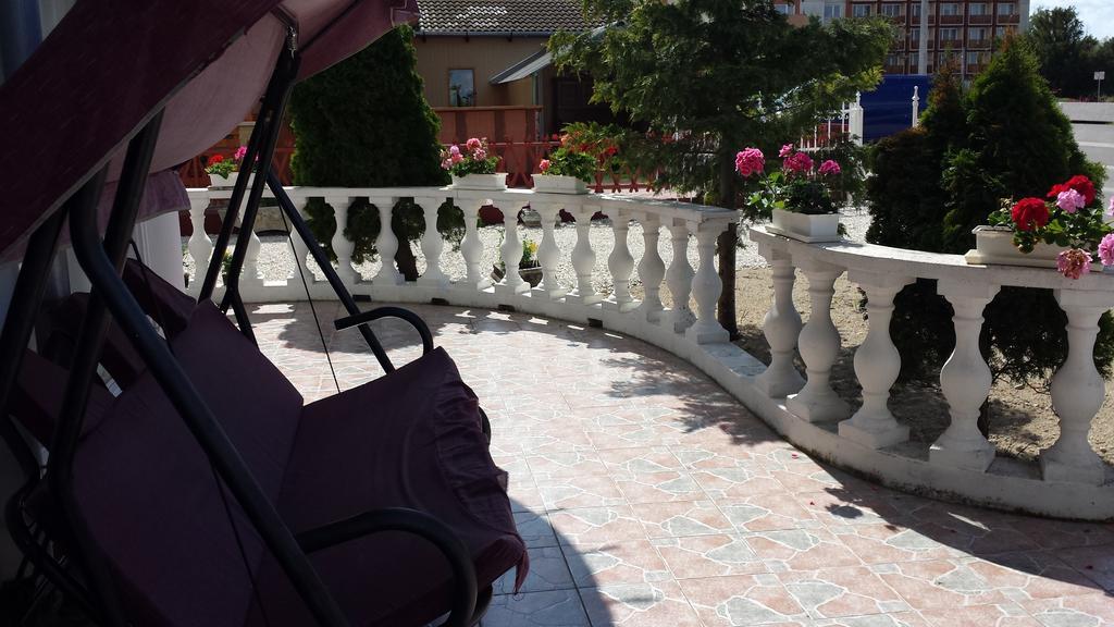 Crystal Es Susanne Panzio Bed & Breakfast Siofok Bagian luar foto
