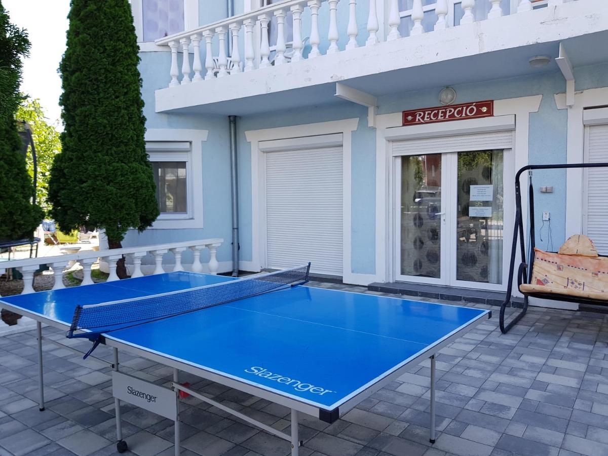 Crystal Es Susanne Panzio Bed & Breakfast Siofok Bagian luar foto