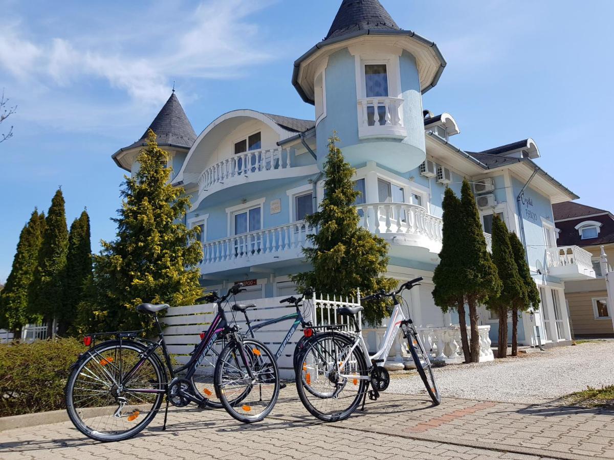 Crystal Es Susanne Panzio Bed & Breakfast Siofok Bagian luar foto