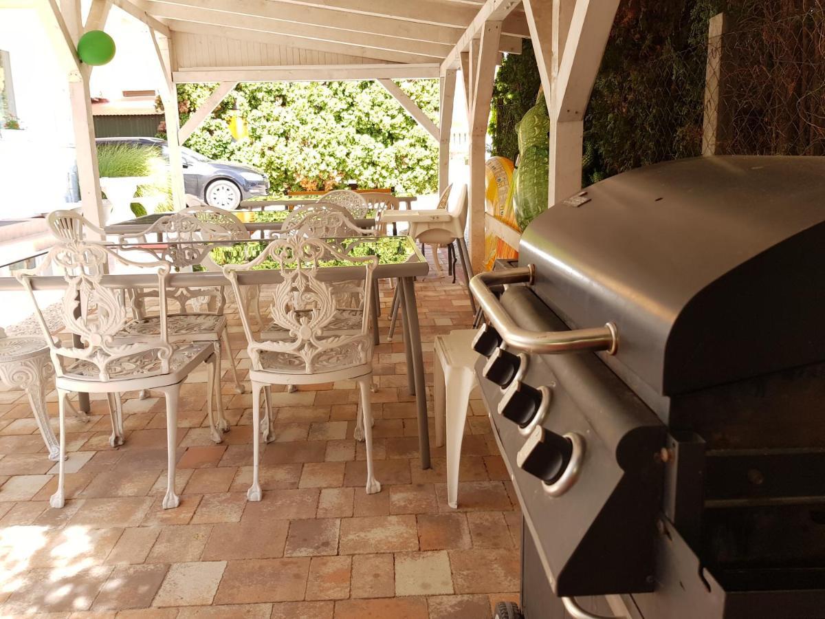 Crystal Es Susanne Panzio Bed & Breakfast Siofok Bagian luar foto