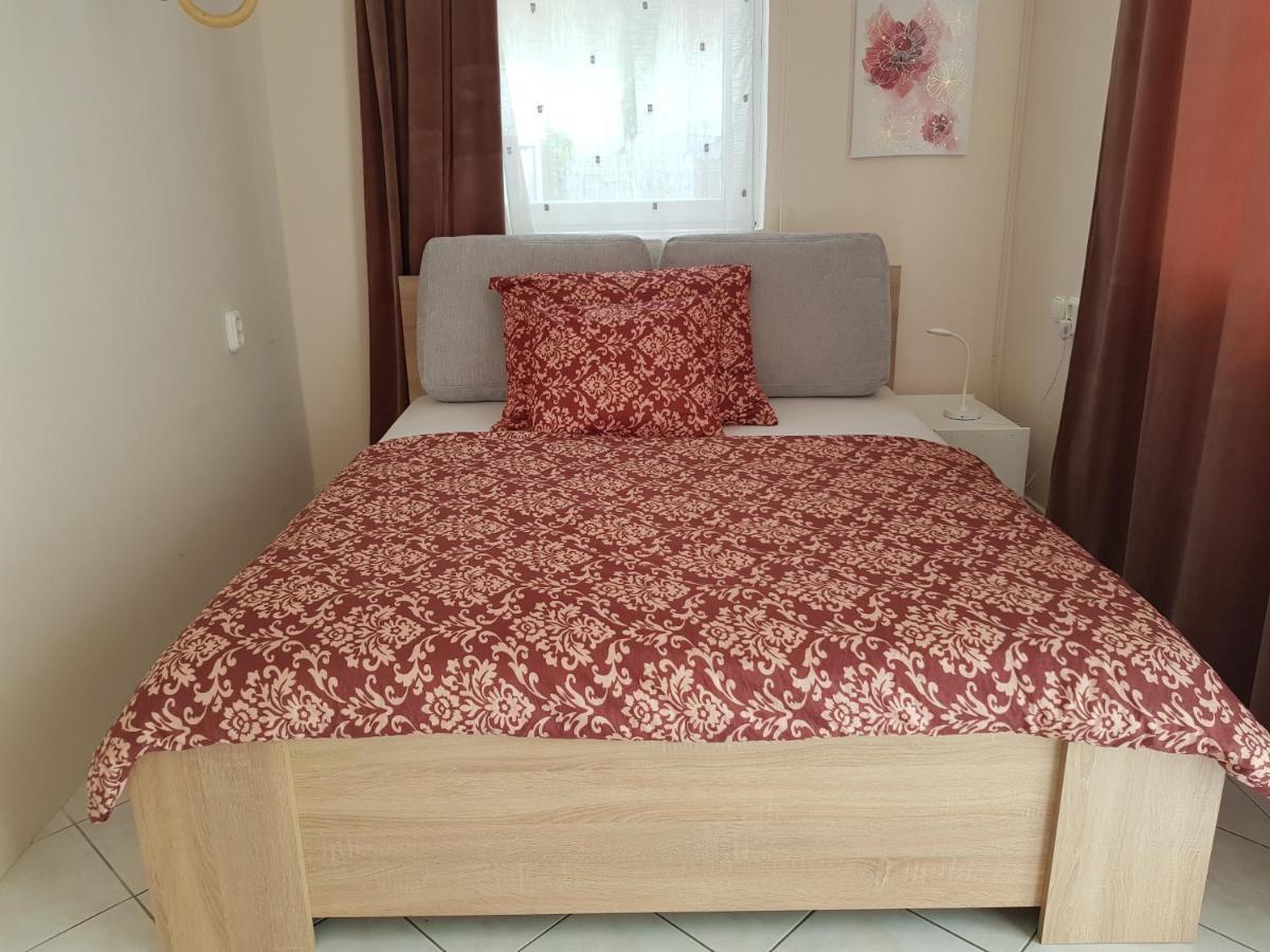 Crystal Es Susanne Panzio Bed & Breakfast Siofok Bagian luar foto