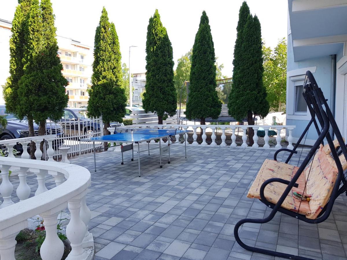 Crystal Es Susanne Panzio Bed & Breakfast Siofok Bagian luar foto