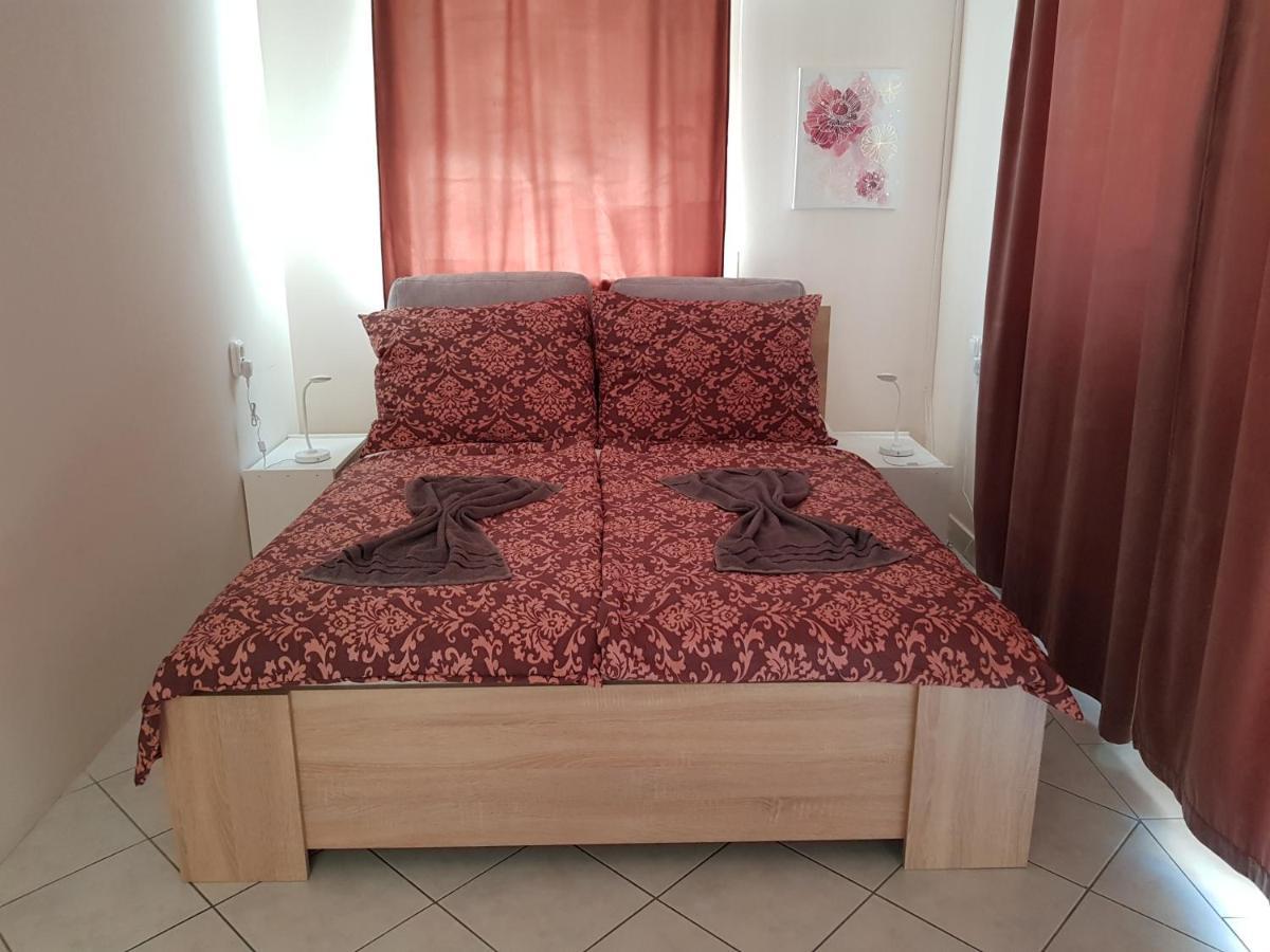 Crystal Es Susanne Panzio Bed & Breakfast Siofok Bagian luar foto