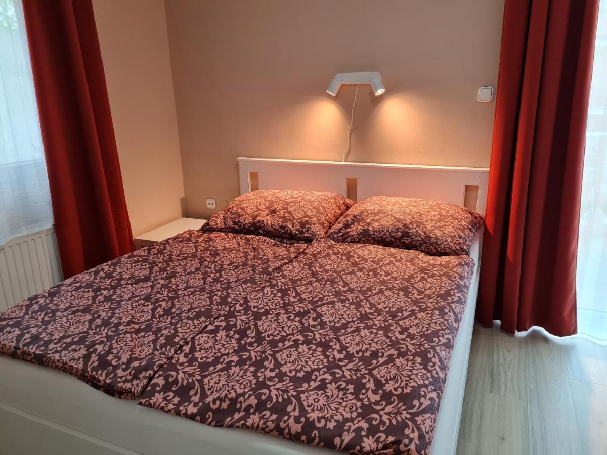 Crystal Es Susanne Panzio Bed & Breakfast Siofok Bagian luar foto