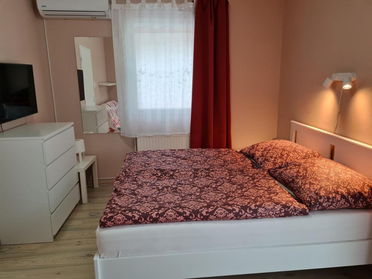 Crystal Es Susanne Panzio Bed & Breakfast Siofok Bagian luar foto