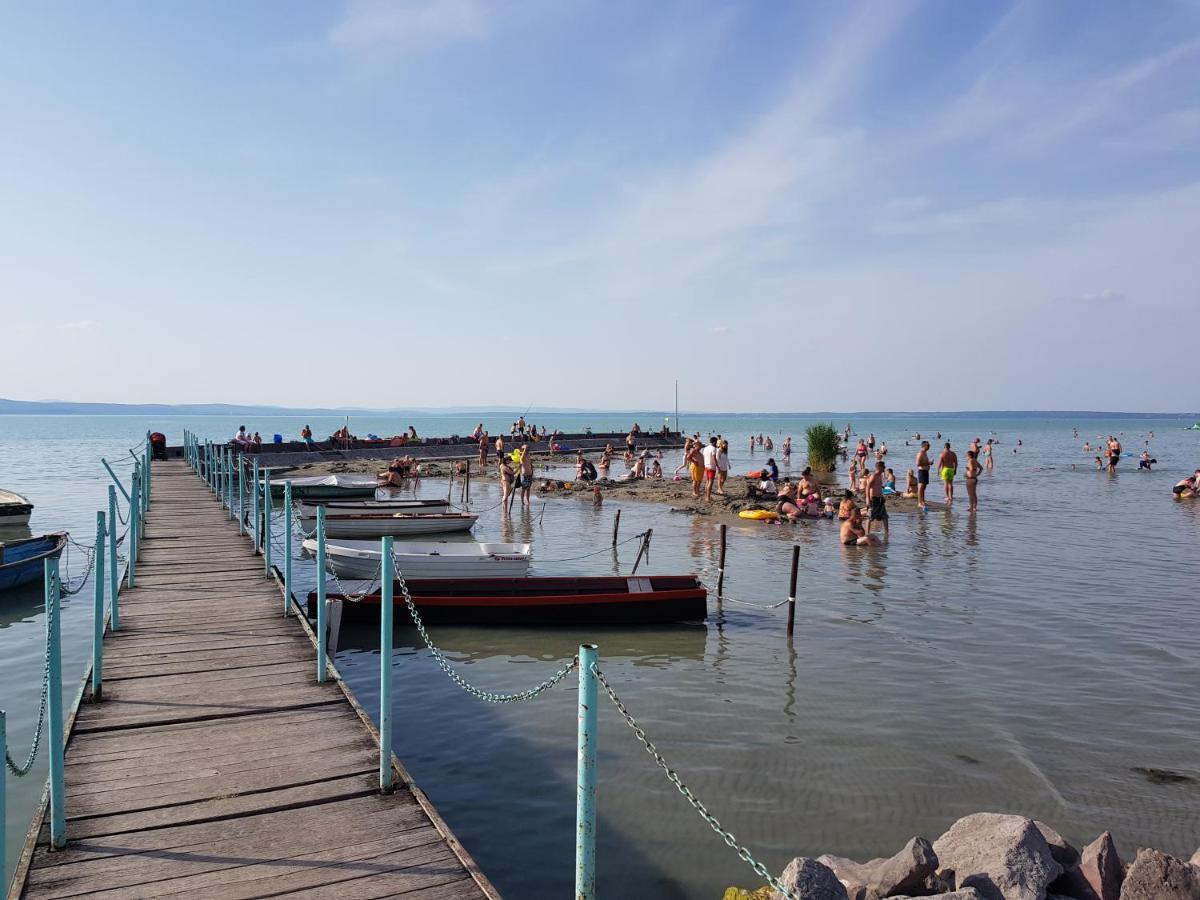 Crystal Es Susanne Panzio Bed & Breakfast Siofok Bagian luar foto