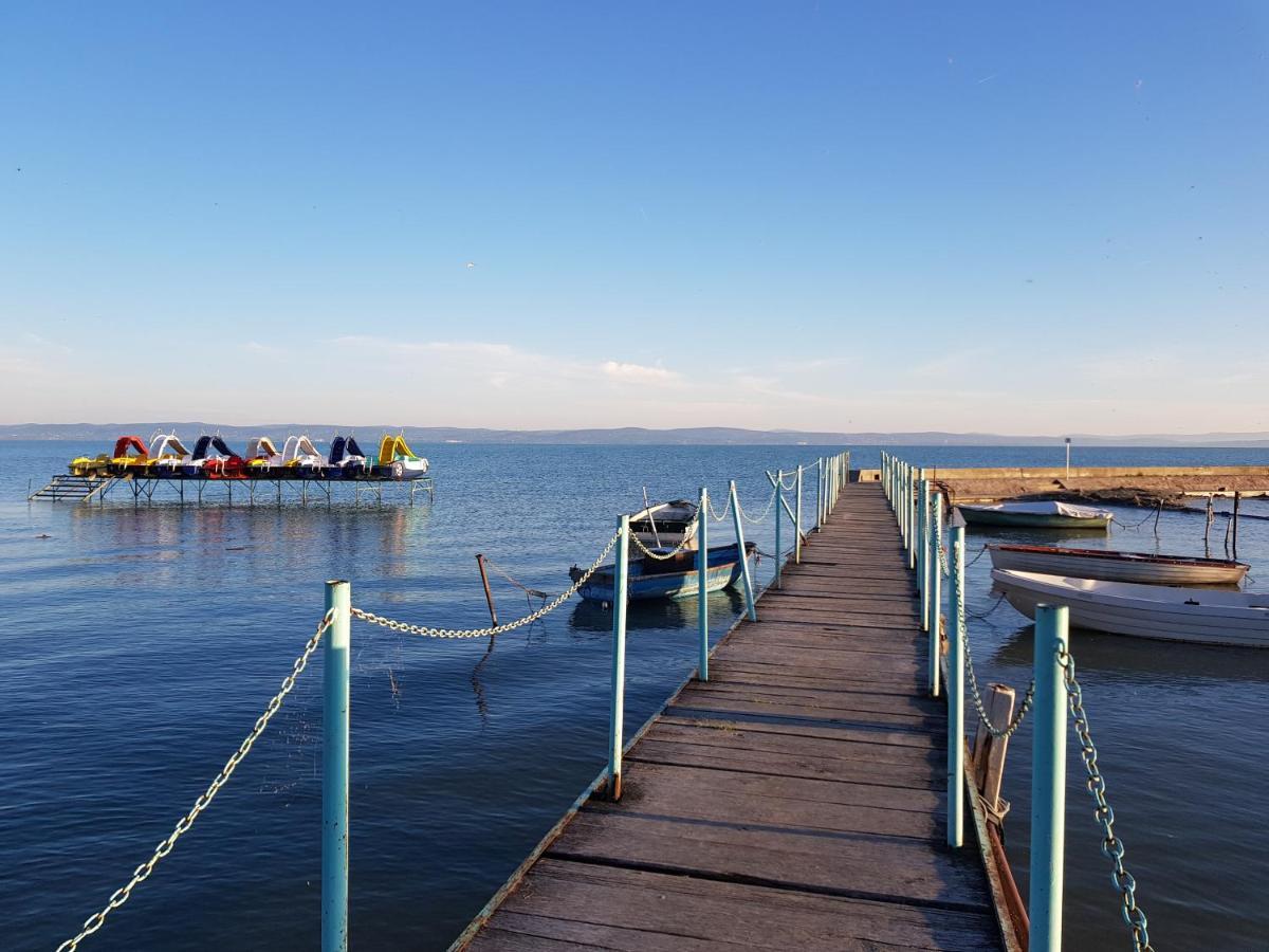 Crystal Es Susanne Panzio Bed & Breakfast Siofok Bagian luar foto
