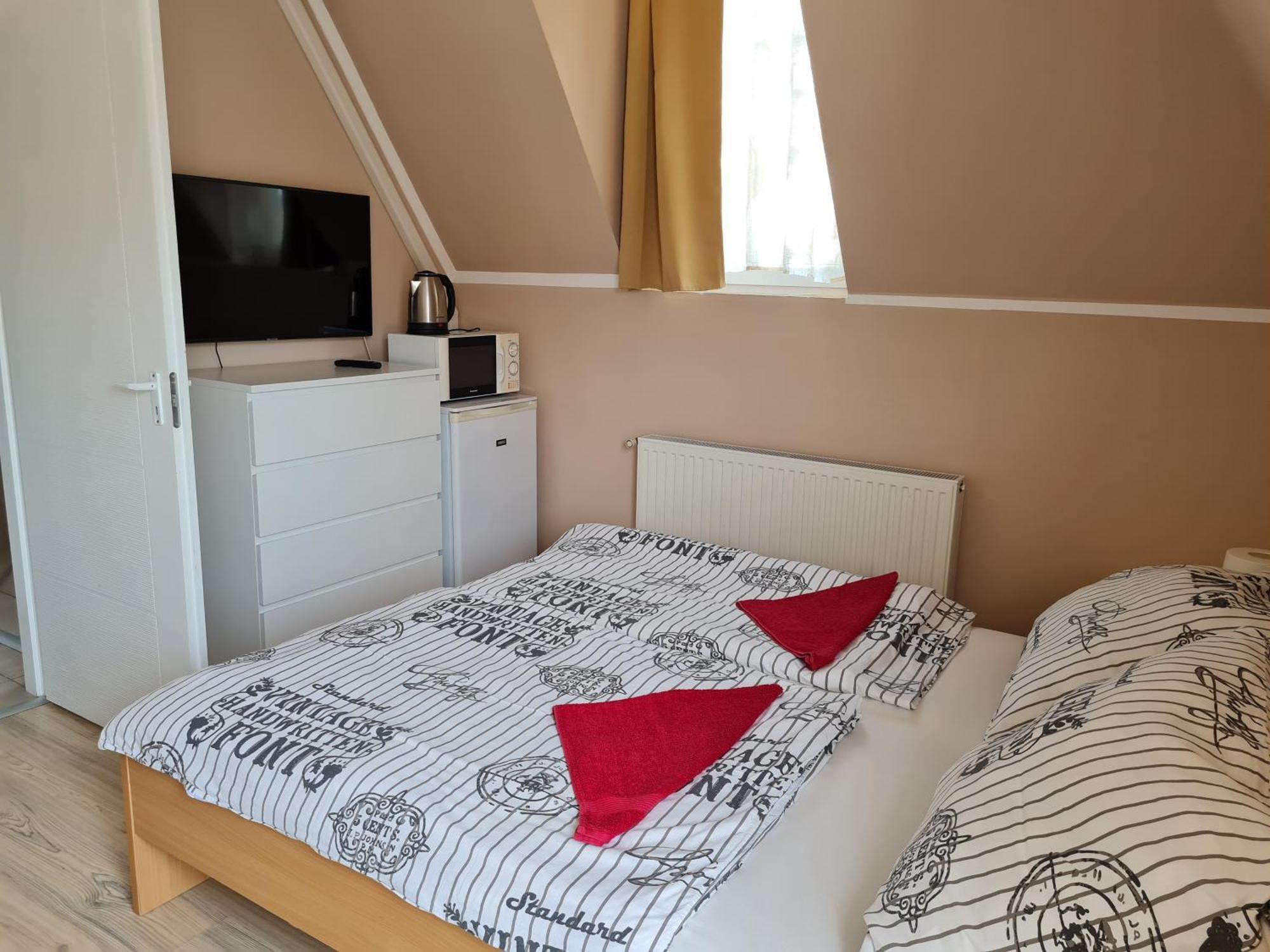 Crystal Es Susanne Panzio Bed & Breakfast Siofok Bagian luar foto