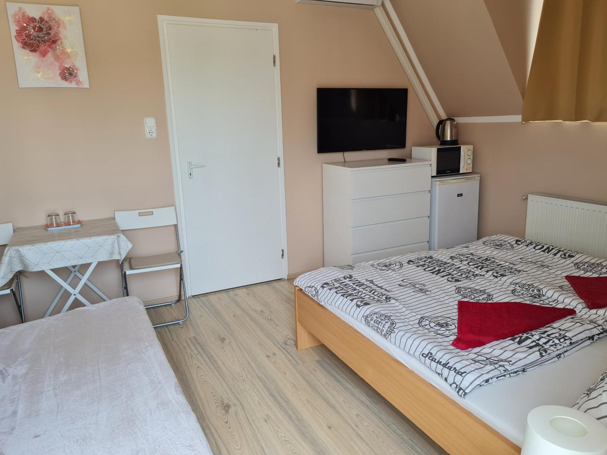 Crystal Es Susanne Panzio Bed & Breakfast Siofok Bagian luar foto
