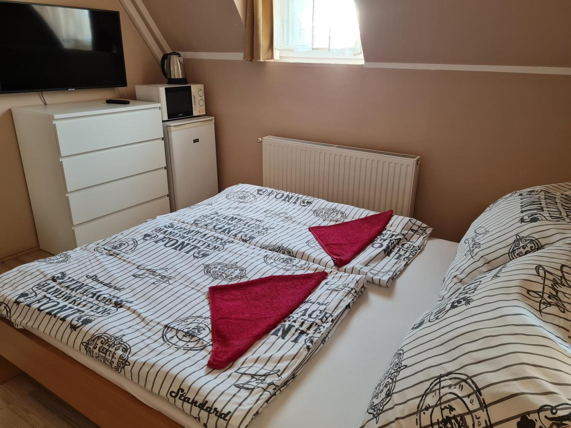 Crystal Es Susanne Panzio Bed & Breakfast Siofok Bagian luar foto