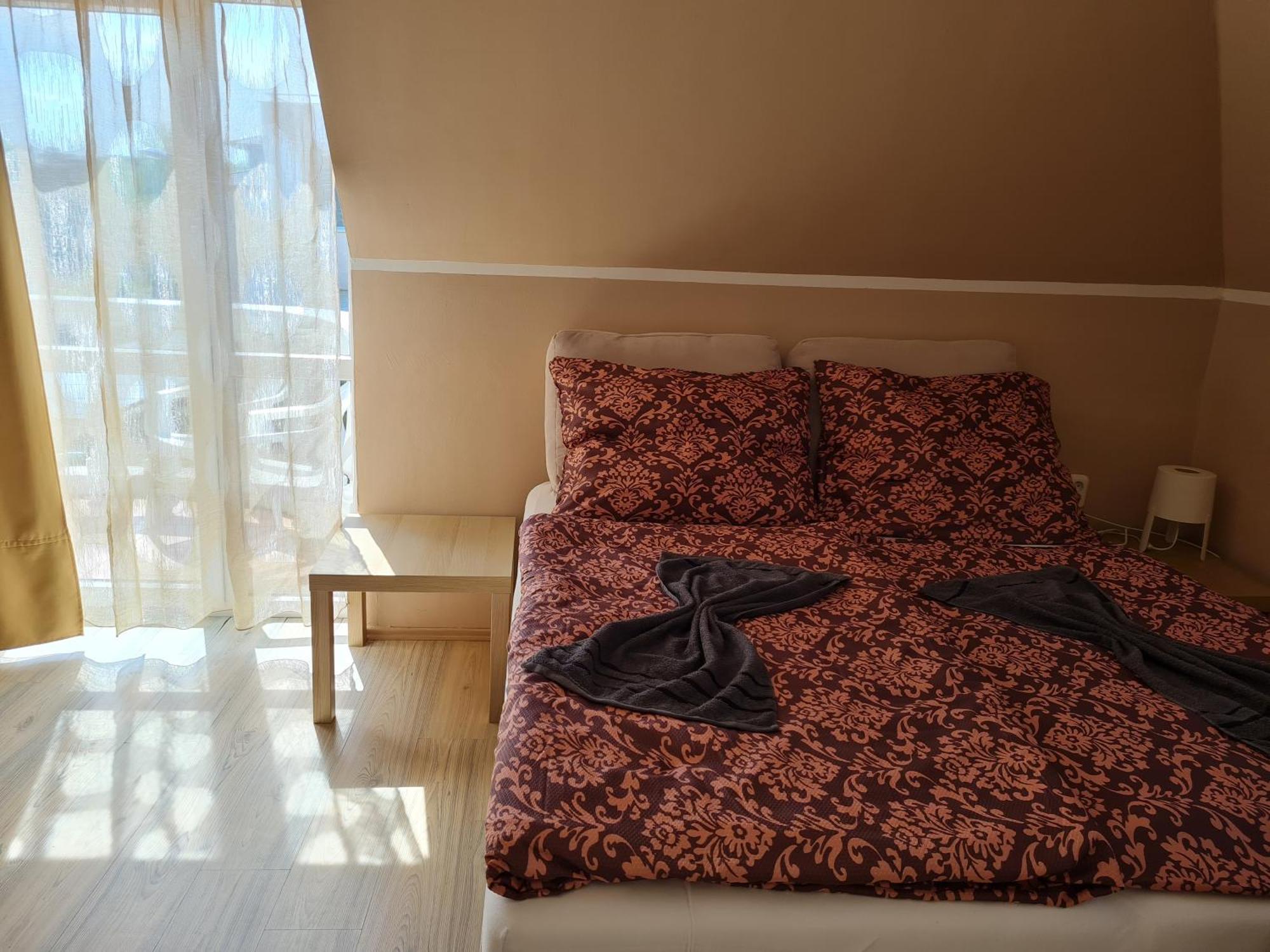 Crystal Es Susanne Panzio Bed & Breakfast Siofok Bagian luar foto