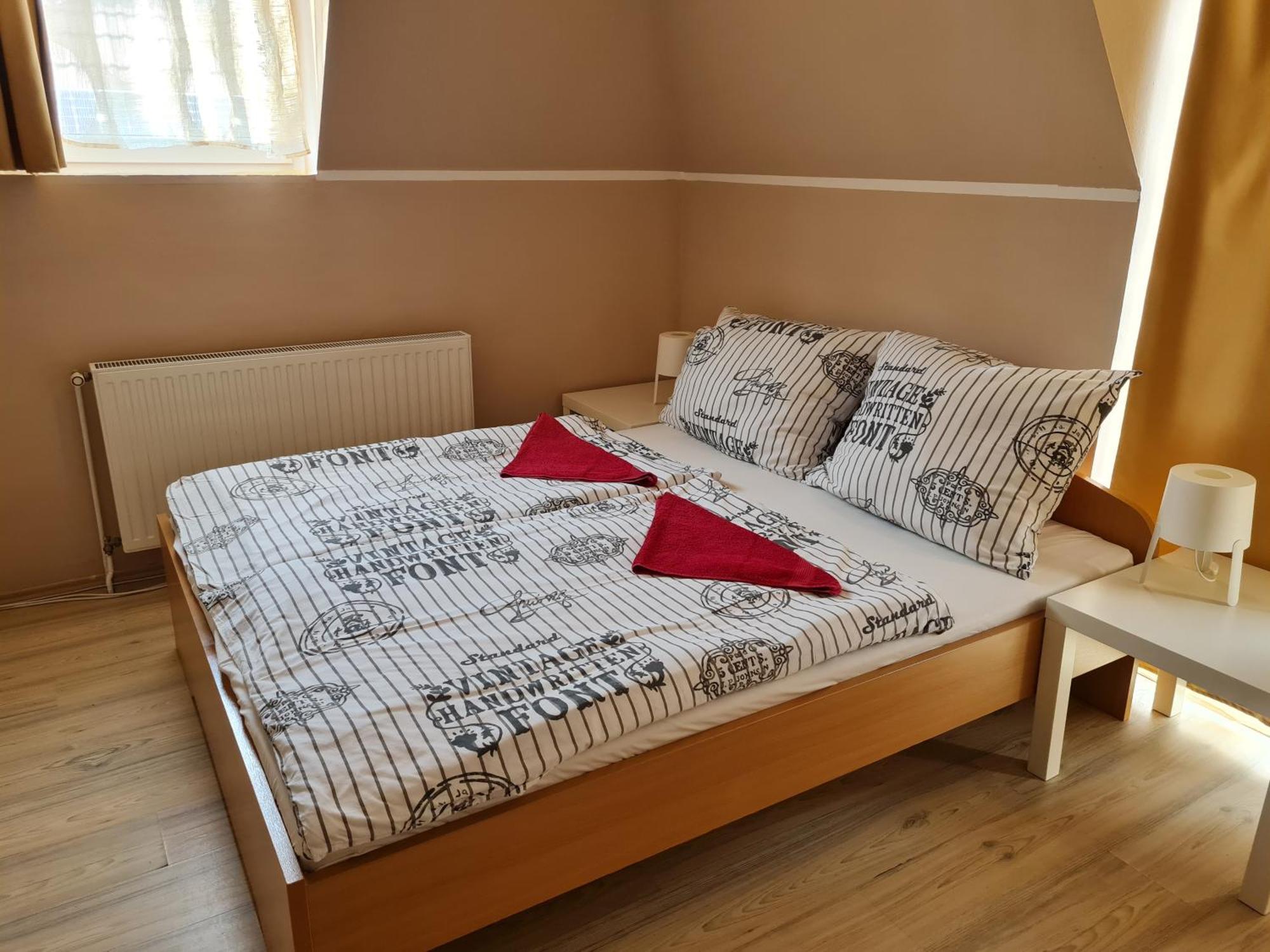 Crystal Es Susanne Panzio Bed & Breakfast Siofok Bagian luar foto