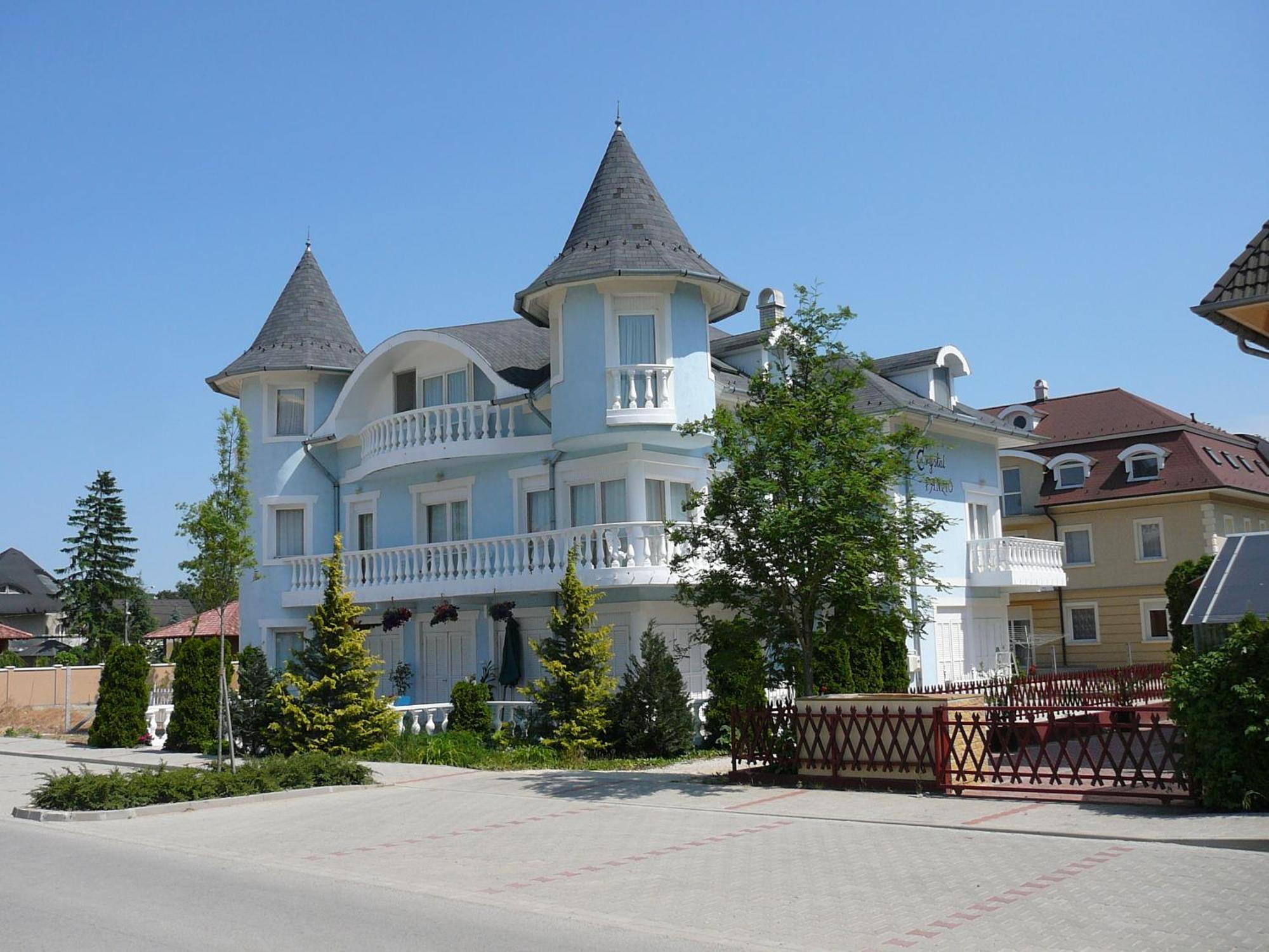 Crystal Es Susanne Panzio Bed & Breakfast Siofok Bagian luar foto