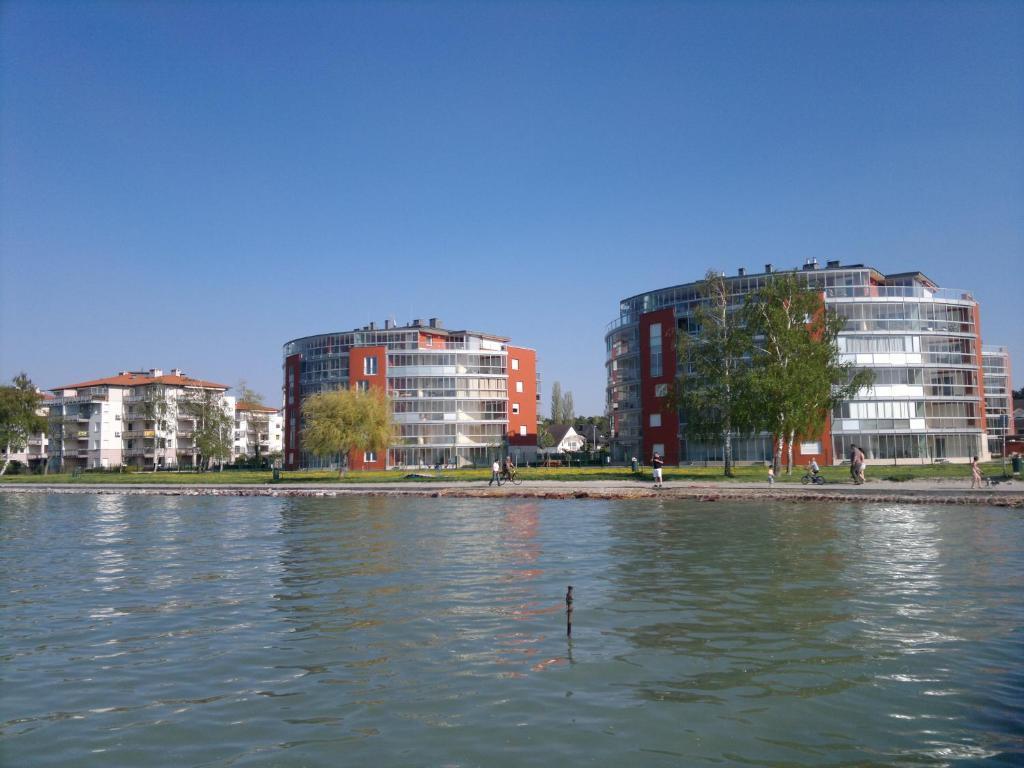 Crystal Es Susanne Panzio Bed & Breakfast Siofok Bagian luar foto