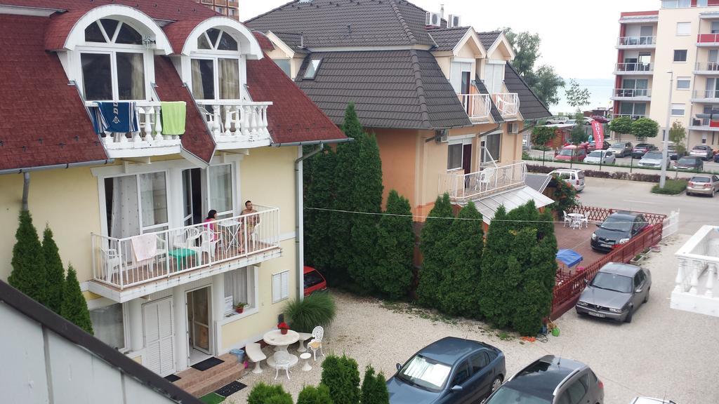 Crystal Es Susanne Panzio Bed & Breakfast Siofok Bagian luar foto