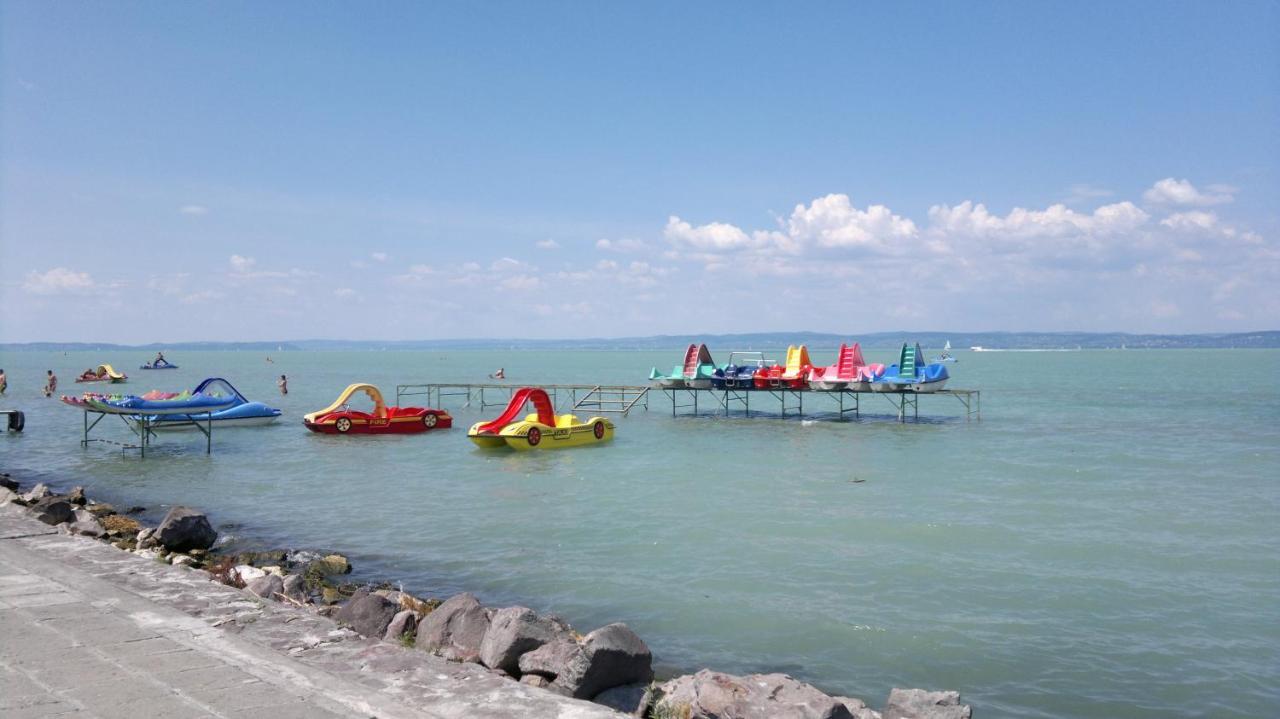 Crystal Es Susanne Panzio Bed & Breakfast Siofok Bagian luar foto